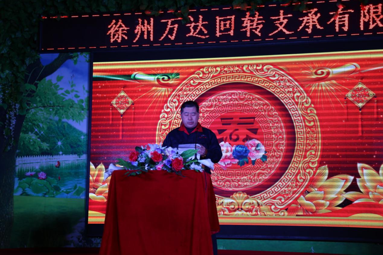 the general manager gave a speech to express his gratitude and welcome to all the guests Бас менеджер өз ризашылығын білдіріп, барлық қонақтарға қош келдіңіздер берді